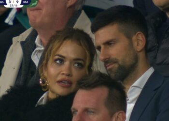 Rita Ora ndjek Kampionatin Botëror të ragbit pranë tenistit serb… –