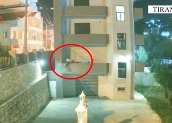 Vodhi para dhe bizhuteri në banesë, arrestohet 28 vjeçari në Tiranë –