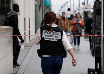 “Të gjithë do vdisni”, policia plagos gruan me hixhab në metronë e Parisit –