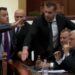 Pikante nga Kuvendi/ Noka i “rrëmbeu” mikrofonin, ja shprehja e deputetit të PS që e irritoi –
