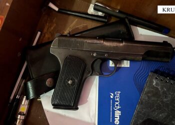 Pistoletë dhe municion luftarak në banesë, arrestohet 49-vjeçari –