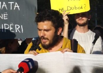 Minimumi jetik, Lëvizja Bashkë protestë para Kuvendit –