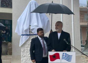 Që t’i shërbesh të gjatit, duhet… –