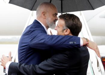 “Shihemi së shpejti President!”, Rama përcjell Macron në aeroport –