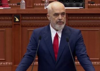 Lëshon mbetje toksike në ajër… –