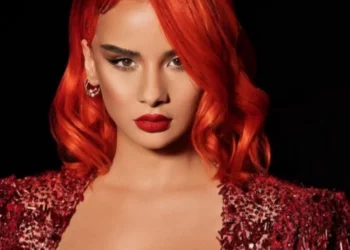 Rina Balaj “përvëlon” me fotot nga Afrika…vetëm me fustan –