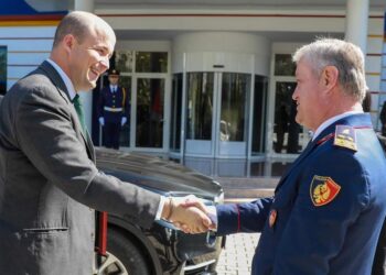 “Terrorizmi dhe krimi”, Rrumbullaku takon zyrtarë amerikanë –