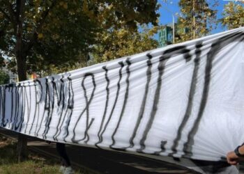 ‘Sanksiononi Ramën dhe Vuçiç’, arrestohet i riu me banderolë –