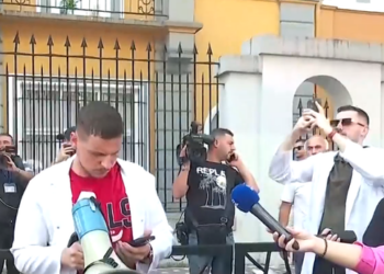 Studentët godasin me vezë Ministrinë e Arsimit, djegin manekinin… –