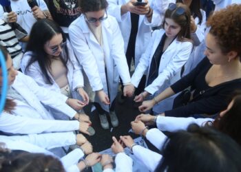 “Si të mjekojmë kështu!?” Studentët vendosin pranga para Ministrisë –