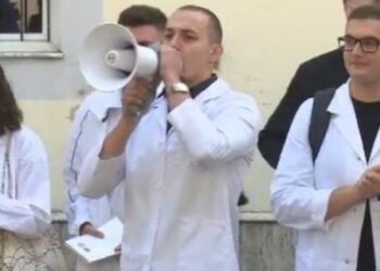 5 vite punë në vend/ Studentët e mjekësisë protestojnë: Do bojkotojmë –