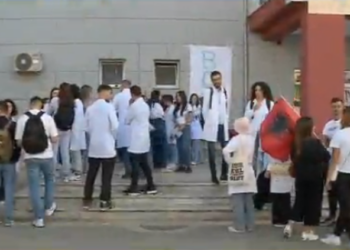 Studentët e mjekësisë protestojnë, iu bashkohen edhe vitet e para –