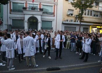 “Morëm garanci…”, studentët e mjekësisë rikthehen në auditore –