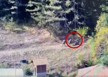 VIDEO/ Si e braktisin shokun e tyre të plagosur terroristët serbë –