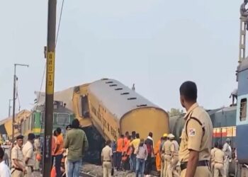 Përplasen dy trena, të paktën 13 të vdekur dhe rreth 50 të lënduar –