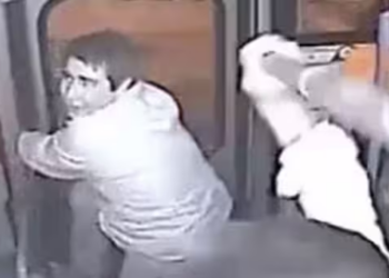 Burri tenton t’i vjedhë çantën gruas në autobus por e pëson keq –