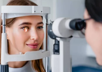 Këto janë shenjat e para që tregojnë se ju keni nevojë për syze –