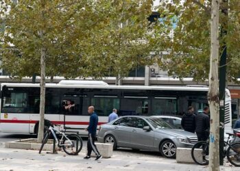 Aksidenti në mes të Vlorës, urbani përplaset me një automjet –