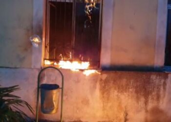 Merr flakë banesa në Lezhë, familjarët e vënë zjarrin nën kontroll –