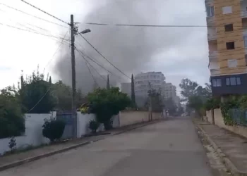 Digjet një banesë në Durrës, tymi mbulon zonën e Plazhit –