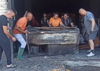 40 milionë lekë dëm! Digjet magazina e fabrikës së miellit në Laç –