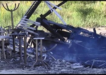 Përfshihet nga flakët lokali në Shëngjin, rrezikohen objekte përreth –