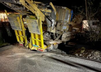 Kamioni ngec në kthesat e Llogarasë, bllokohet qarkullimi (FOTO) –