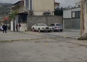 Të shtënat me armë zjarri në Peqin, shpallen në kërkim dy autorët –