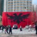 Festat e Nëntorit/ Prishtina “skuqet” nga flamuri shqiptar –
