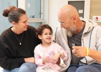 Hamas e mori peng, 4-vjeçarja ribashkohet me të afërmit e saj –