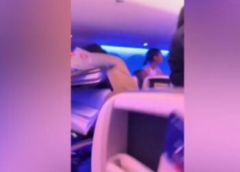 Hapi derën e emergjencës, pasagjerët braktisin të tmerruar avionin –