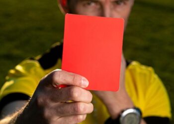 Ndryshime të mëdha në futboll, në lojë futet kartoni portokalli –