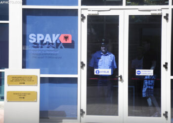 Tonelata me kokainë dhe policë të korruptuar, goditet organizata kriminale –