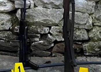 Me armë zjarri dhe municion në banesë, shpallet në kërkim 51-vjeçari –