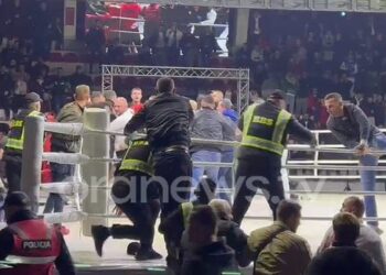 Plas sherri/ Kolumbiani godet shqiptarin, 30 tizofë pushtojnë ringun (VIDEO) –