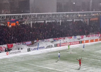 Arbitri shqiptar ndërpret ndeshja e Conference League, tifozët… –