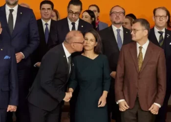 Tentoi të puthte në buzë homologen gjermane, “kryqëzohet” ministri kroat –