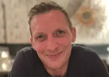 Vrau shokun e ngushtë se e kapi duke bërë s*ks me të dashurën e tij –