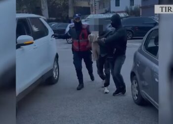 “Tempulli”/ Shisnin kokainë pranë Piramidës, arrestohen 3 të rinjtë –