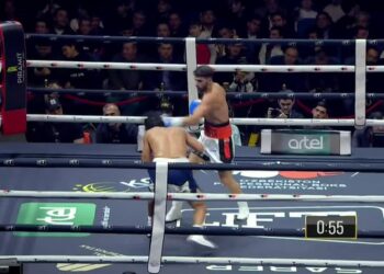 Boksieri shqiptar fiton titullin, Mike Tyson e përshëndet me shqiponjën (FOTO) –