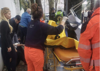 Përplasi çiftin e të rinjve, dalin pamjet nga aksidenti i frikshëm (VIDEO) –