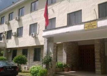 Ngacmoi të miturën 14-vjeçare, Gjykata lë në burg shoferin e furgonit –