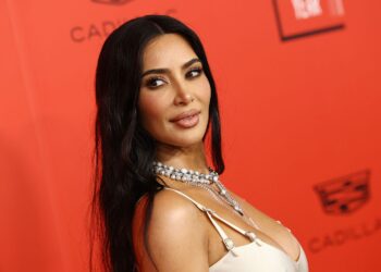 Kim Kardashian ringjall striptizmin viral me gjarpër, imiton aktoren –