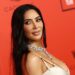 Kim Kardashian ringjall striptizmin viral me gjarpër, imiton aktoren –