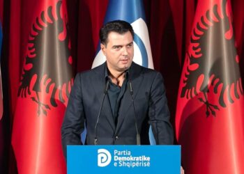 Larg teatrit politik të Berishës –