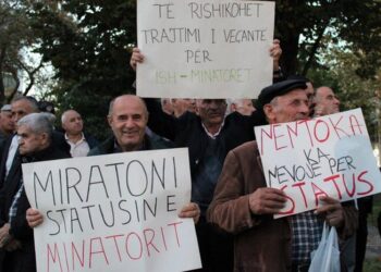 Minatorët sërish në protestë para Kuvendit, u zënë rrugën deputetëve –