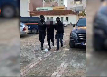 VIDEO/ Në kërkim nga antimafia italiane, kapen 3 shqiptarët. Detajet –