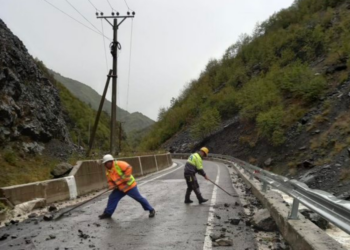 Moti i keq, mbi 15 mijë abonentë pa energji. Si paraqitet situata me rrugët –