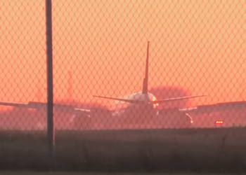 Prag tragjedie ajrore, bishti i avionit prek në pistë gjatë uljes –