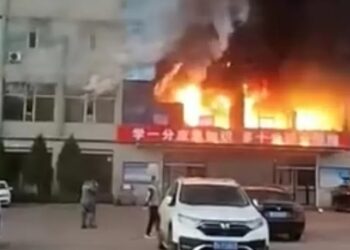 Ndërtesa përfshihet nga flakët, të paktën 25 viktima –